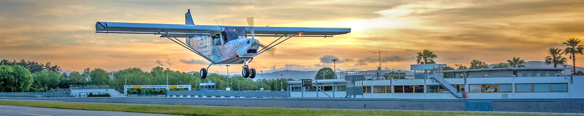 Avião ultraligeiro a fazer uma passagem baixa sobre a pista no Aeródromo de Braga